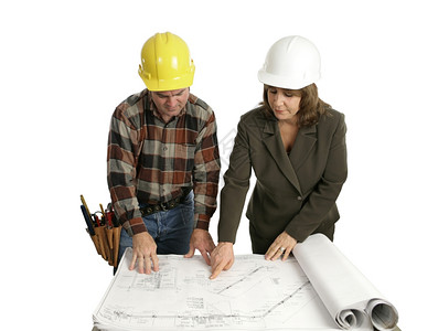 一名女工程师和建筑承包商审查蓝图图片