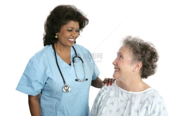 一位漂亮的印度医生和她的年长病人有联系白着被孤立图片
