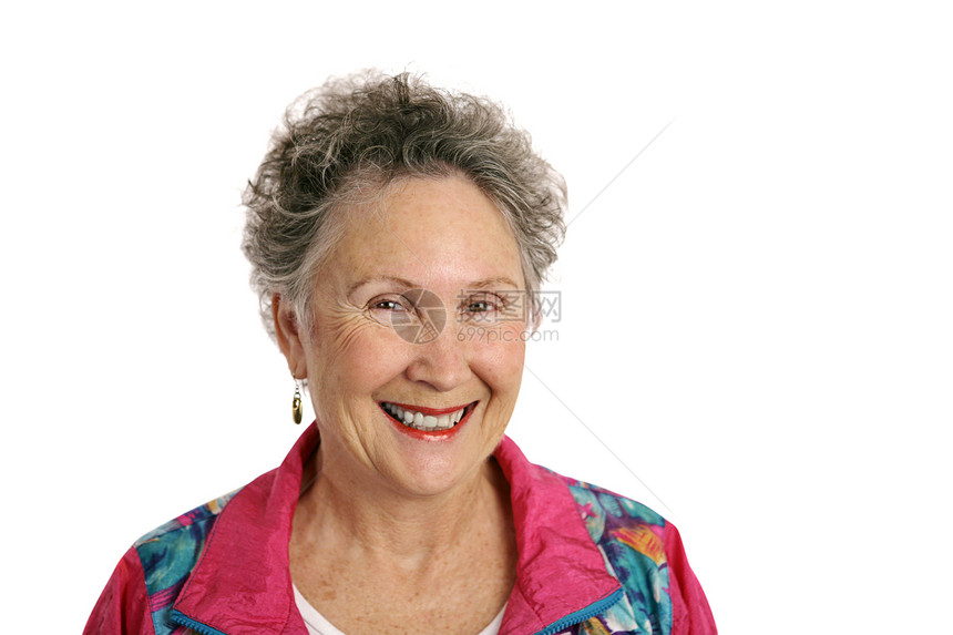 一个带着粉红色慢跑西装的笑容快乐退休妇女图片