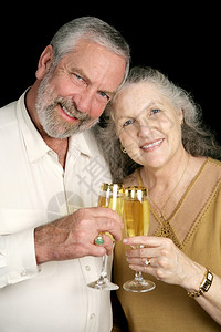 老年情侣一起喝香槟图片