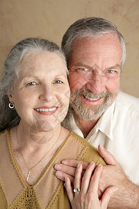 一个幸福的已婚夫妇忠于他们的婚姻和信仰图片
