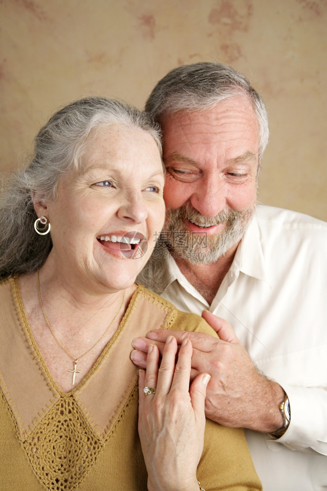 美丽的灰色白发夫妇在六十多岁时一起笑专注于妻子图片