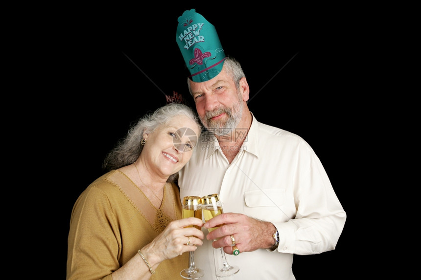 可爱的成熟夫妇庆祝新年夜孤立于黑人背景图片