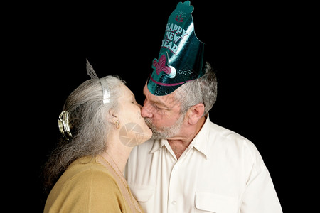 相爱的老年夫妻在接吻图片