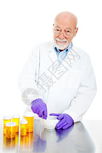 药剂师用迫击和虫子填充处方孤立在白色上图片