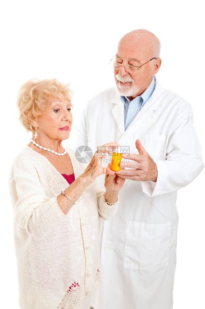 高级女向药剂师询问她的处方药孤立白色图片