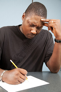 非裔美国人成教育学生在考试时焦虑地进行测试背景图片