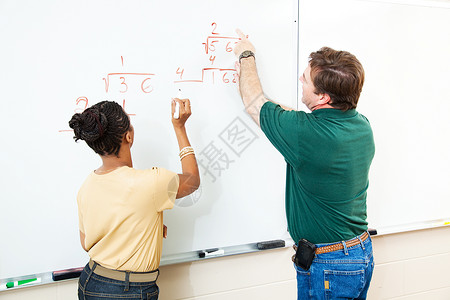 高中学生和老师在白板上做长时间的分工专注于方程图片
