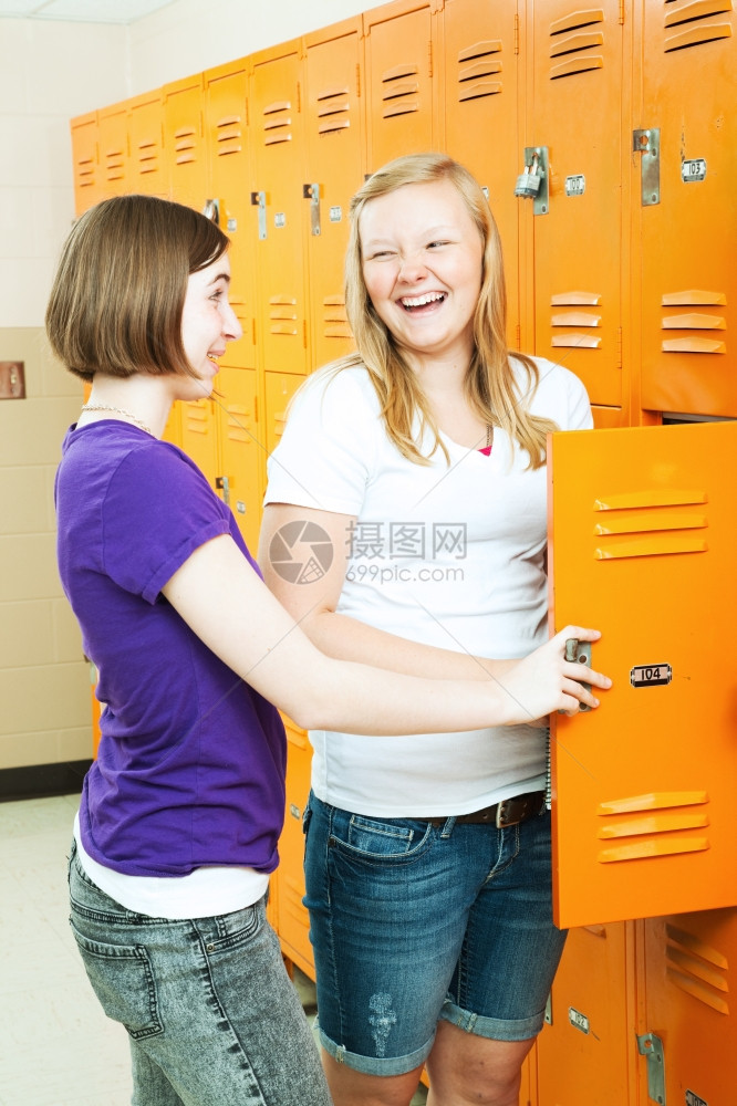 两个少女在高中走廊的储物柜边聊天图片