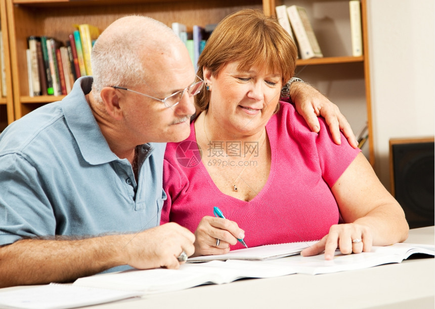 成人教育中的熟夫妇在图书馆学习图片