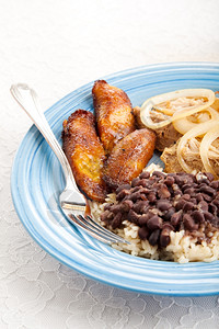 古巴传统餐菜有甜薯条黑豆大米和烤猪肉图片