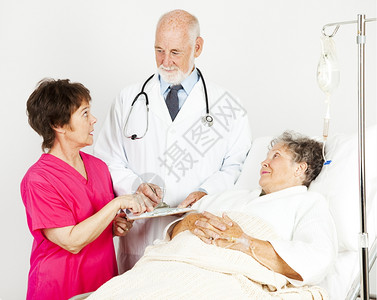 护士和医生讨论院病人历表图片