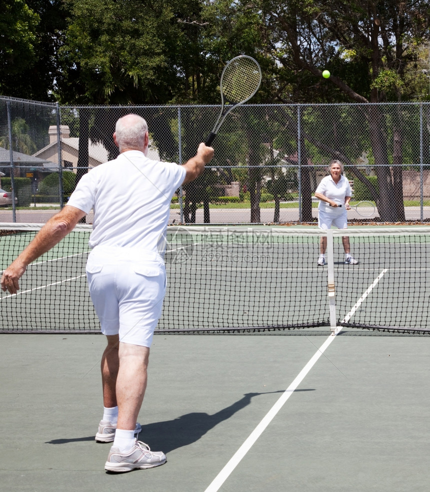 老年夫妇在网球场玩游戏图片