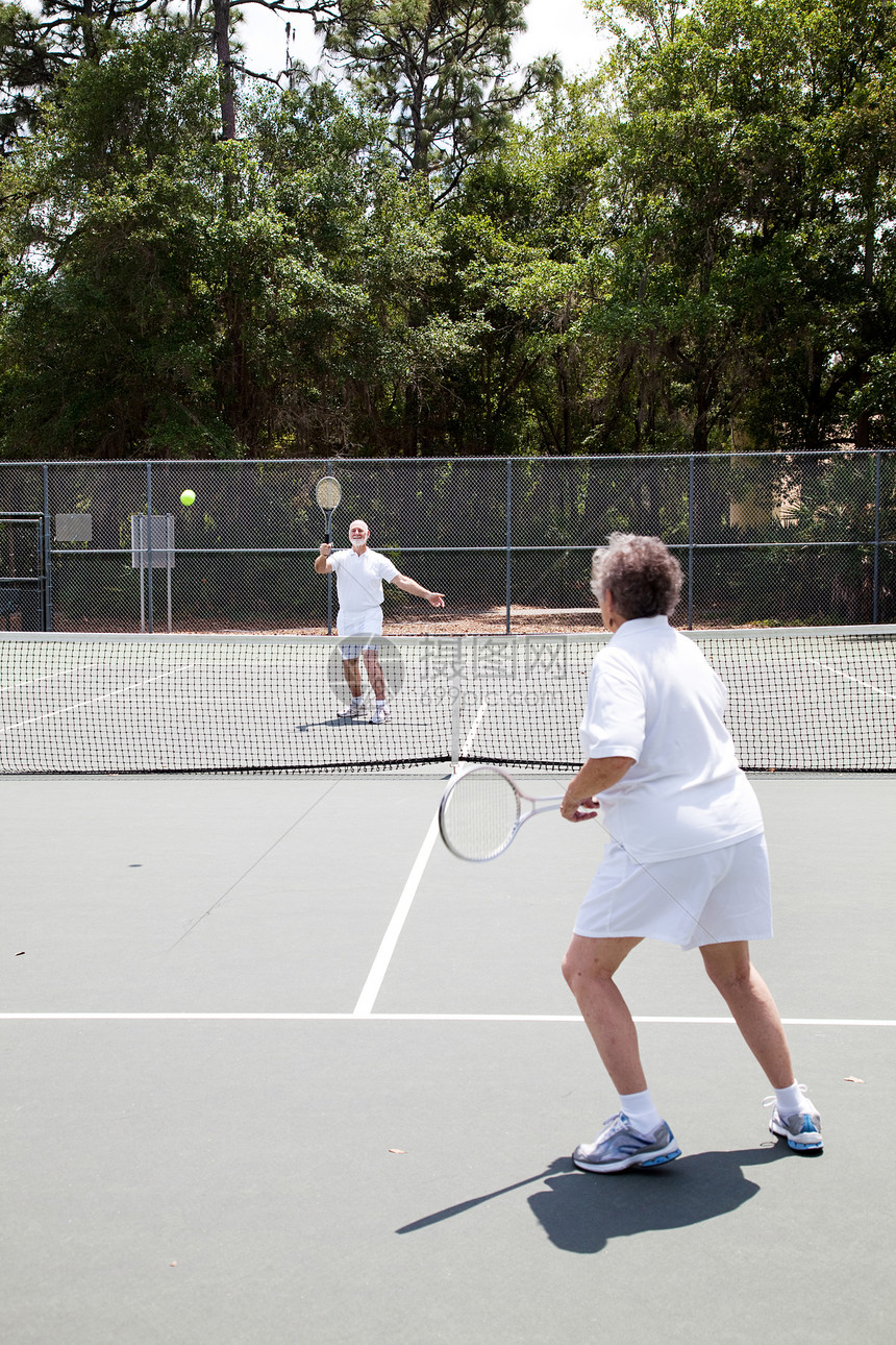 高级男女在网球比赛中玩耍图片