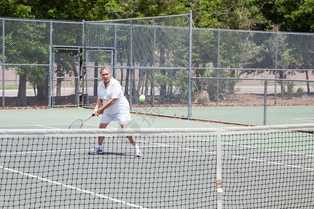 退休的老年妇女打网球玩乐和锻炼图片