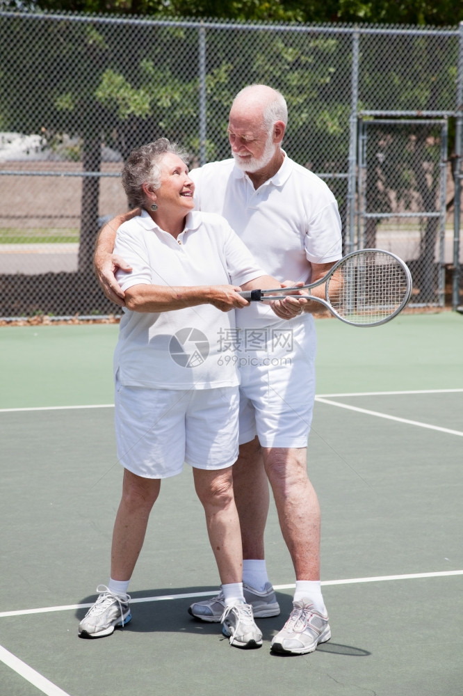 漂亮的高官女子从英俊的丈夫那里学到了网球课图片