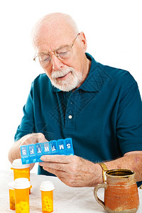 老人用避孕药组织者准备一周的药物白种背景图片