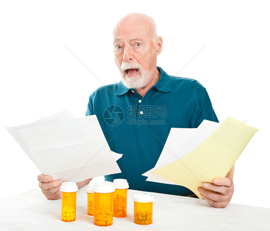 老年男子因医疗费和处方药而不知所措白种背景图片