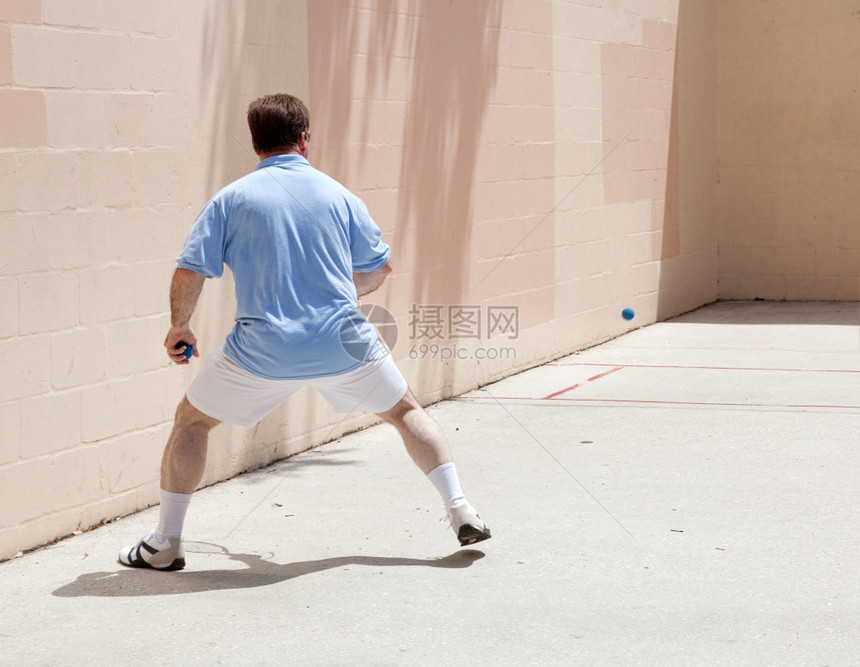 中年男子在公共法庭上打球图片