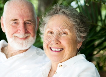 一个快乐的年长女人肖像和她深爱的丈夫在背景图片