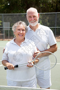 网球场上活跃的老年夫妇图片
