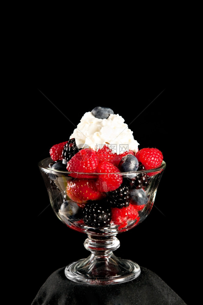 混合浆果和鲜奶油的健康甜点图片