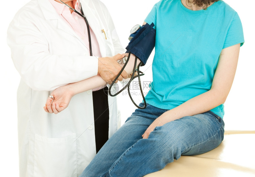 医生接受年轻病人的血压图片