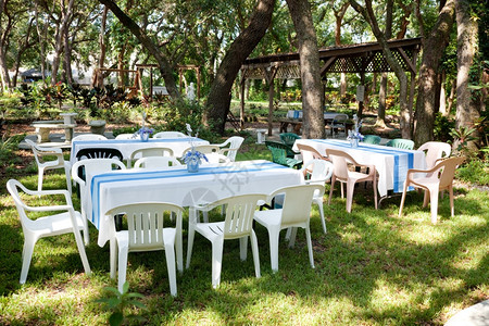 为花园聚会婚礼或其他户外活动设置的桌椅图片