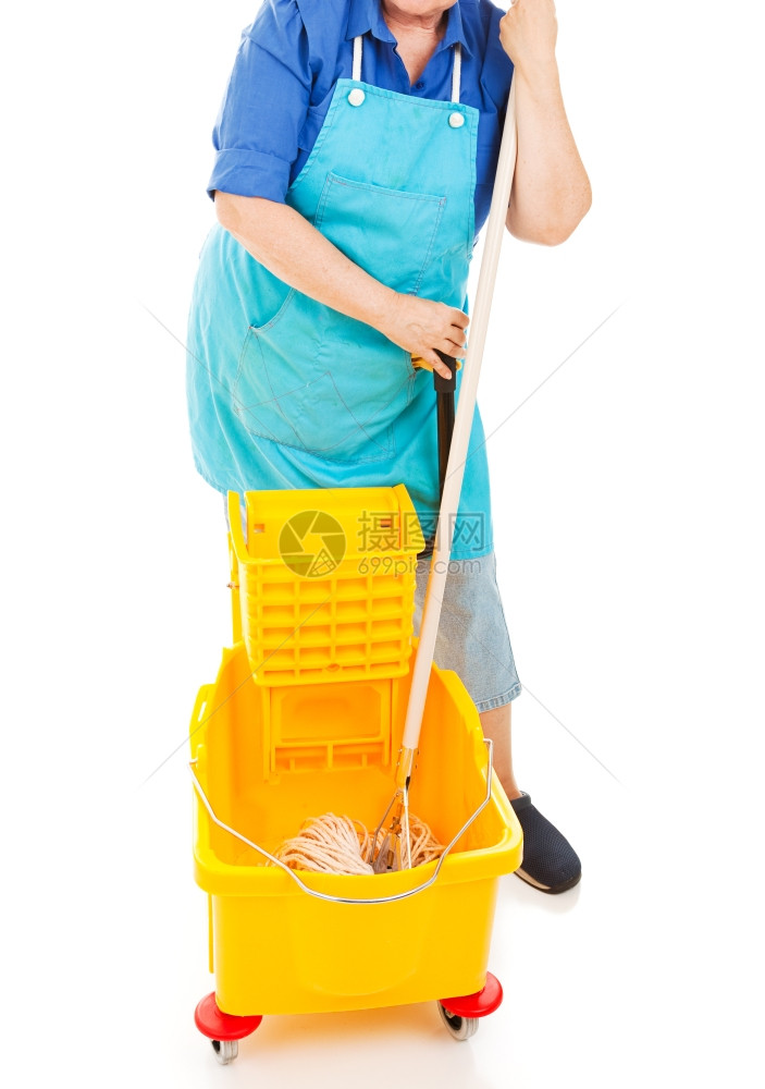 清洁女工带着拖把和桶孤立无援图片