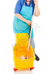 清洁女工带着拖把和桶孤立无援图片