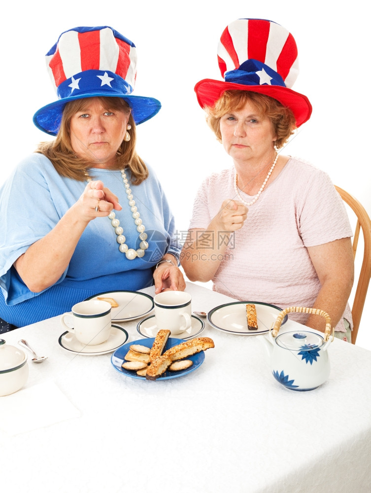 两个愤怒的保守派选民举行真正的茶会白色背景图片