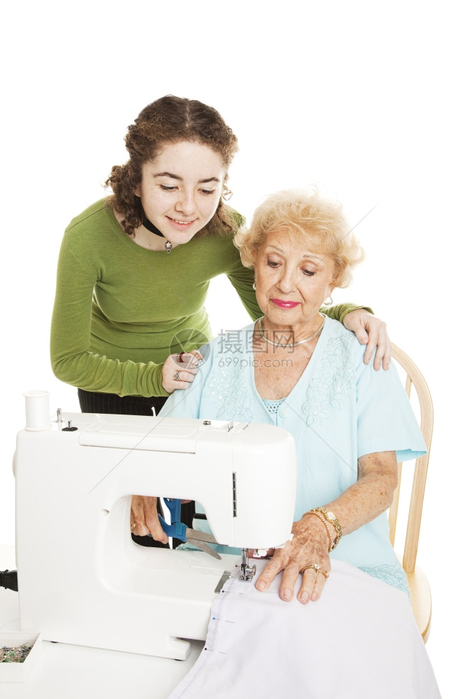 少女从外婆那里学会缝衣孤立在白色上图片