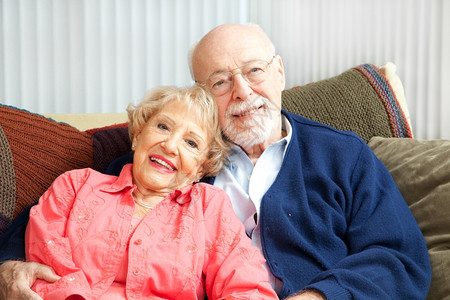 退休的老年夫妇一起放松在居室沙发上图片