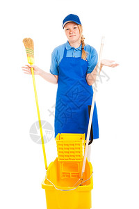 带着拖把桶子和扫帚的少女对如何做她的工作感到困惑图片