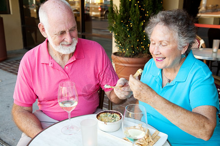 老年夫妇在约会时喜欢吃青叶酱开胃菜图片