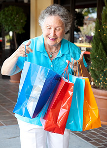 高级女在看购物袋时微笑图片