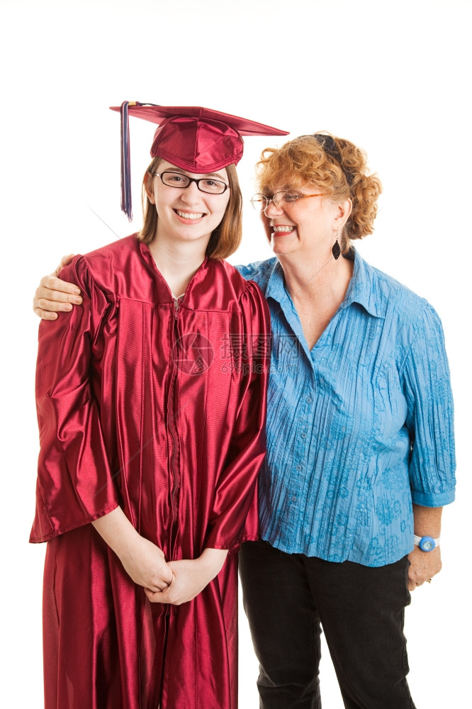 带着微笑的高中毕业生和骄傲的母亲肖像垂直视线在白色之上图片