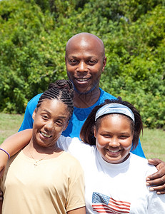 非洲-美家庭由父亲、母和未成年女儿组,母亲有脑。图片