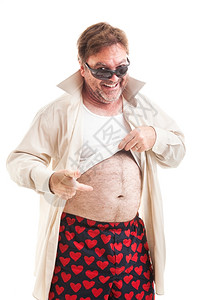 照片中一位残废的年男子举着衬衫指他超重的胃部图片
