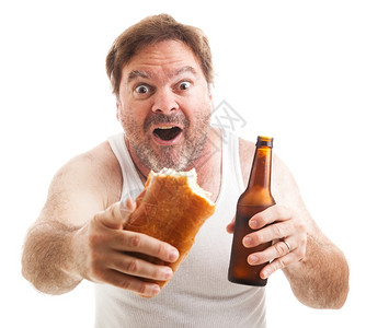Scruffy在看体育赛事拿着一个子三明治和啤酒图片