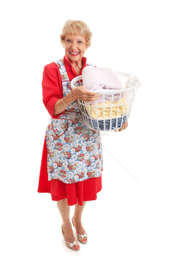 穿着旧式衣服的老太带着一篮子的洗衣房全身被隔离图片