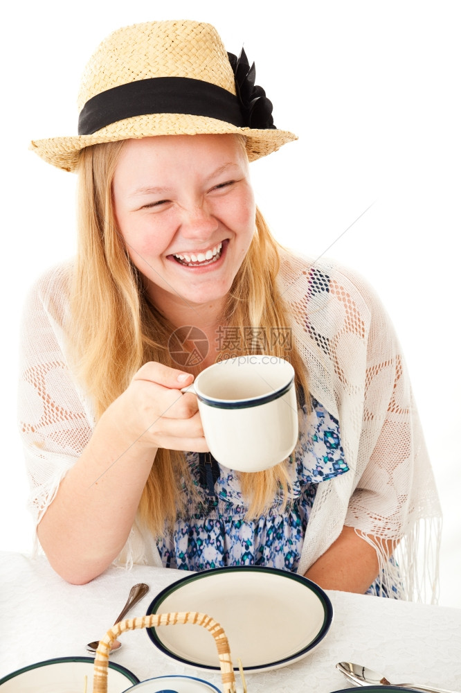 穿着茶会的漂亮女孩笑着不拍她的同伴图片