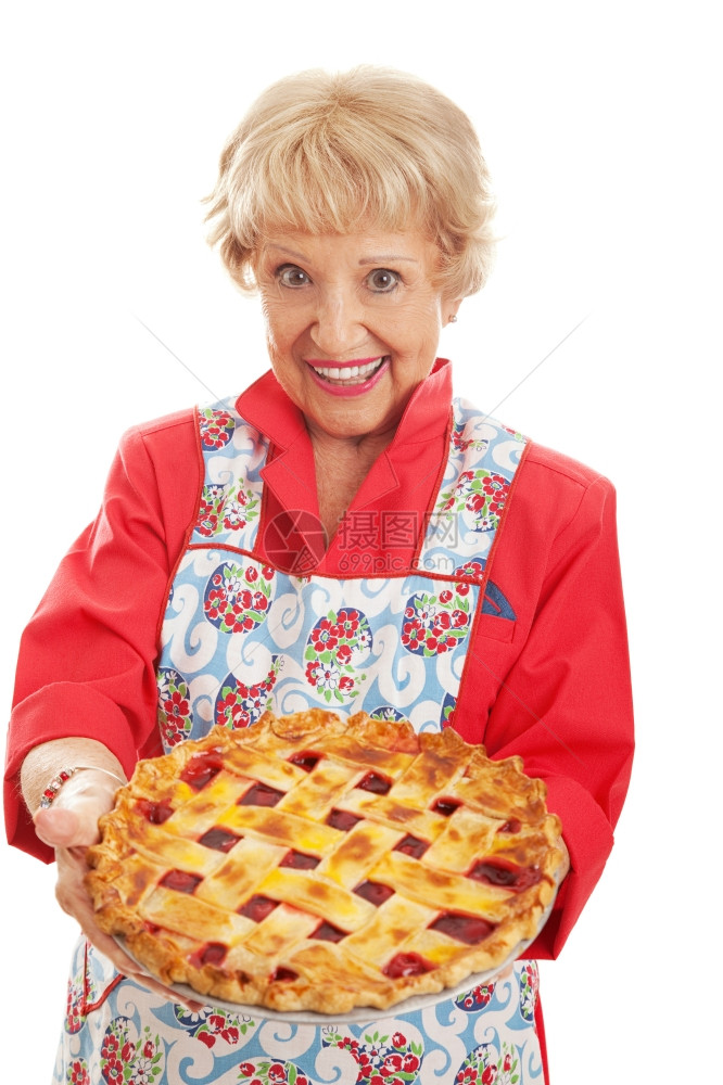 甜美的古老风格祖母拿着美味的家庭烤樱桃馅饼上面有花边白着被孤立图片