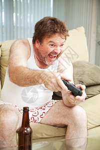 穿内裤的中年男人玩电子游戏喝啤酒图片