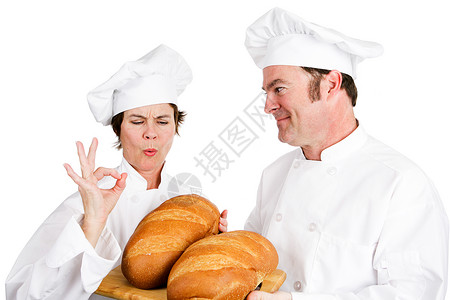 面包师傅赞美一位厨实习在他的完美面包上孤立在白色图片