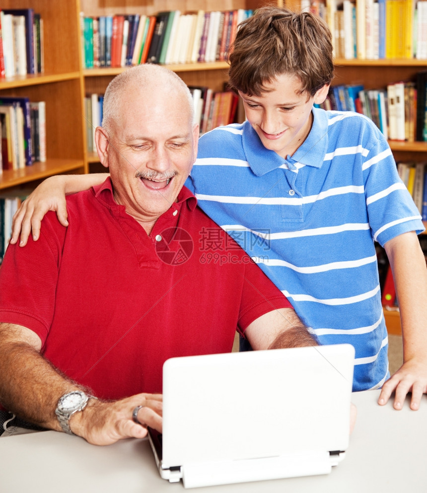 儿子和父亲在图书馆的电脑上图片