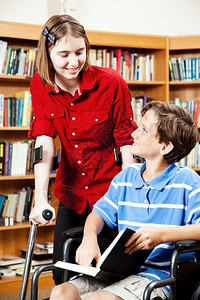 学校图书馆有两名残疾学生一坐轮椅手拐杖图片