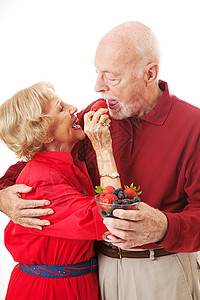 罗马老人夫妇互相喂养健康的浆果图片