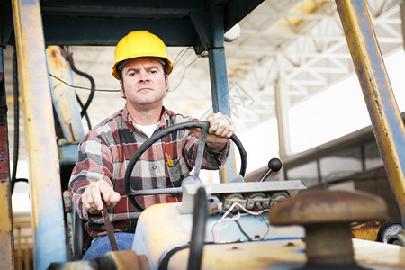 工人驾驶重型建筑设备推土机或回路图片