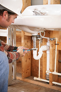 建筑水管工把槽装在新的建筑物或翻修中图片